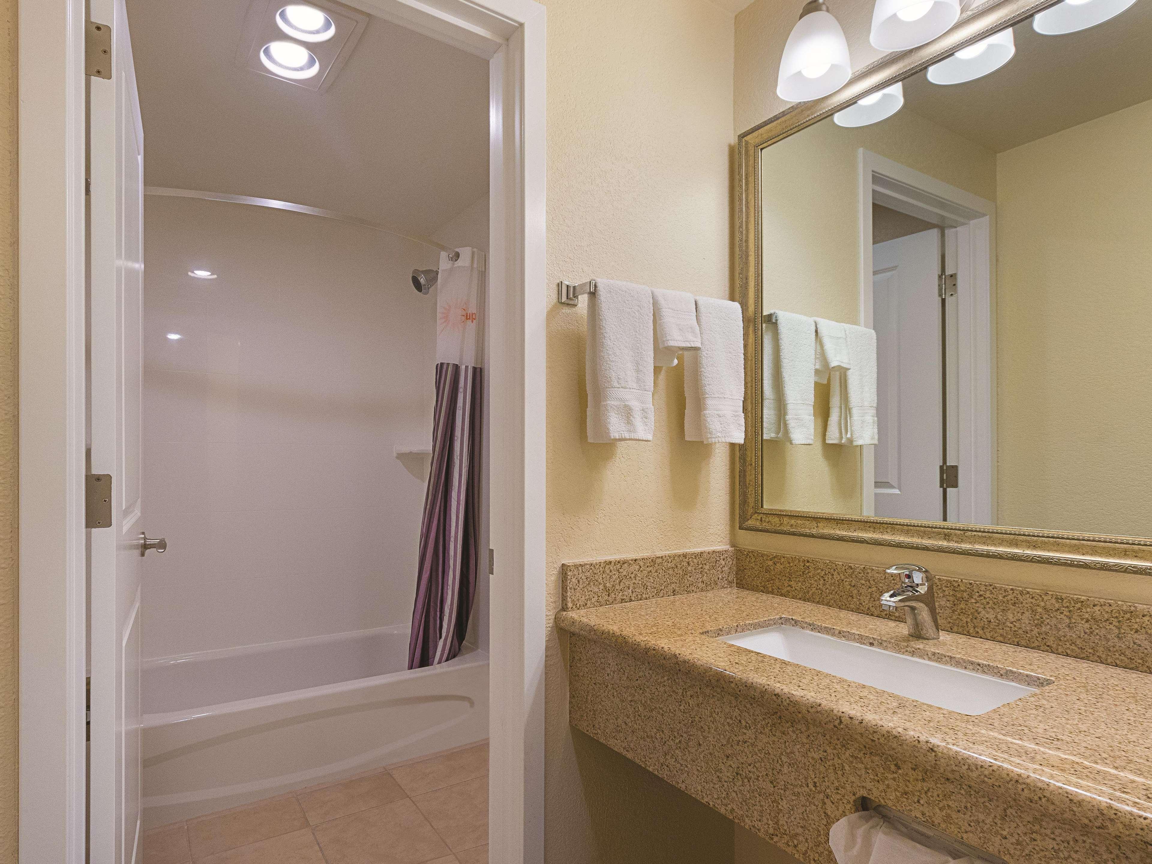 La Quinta By Wyndham Portland Nw Hotel Екстериор снимка
