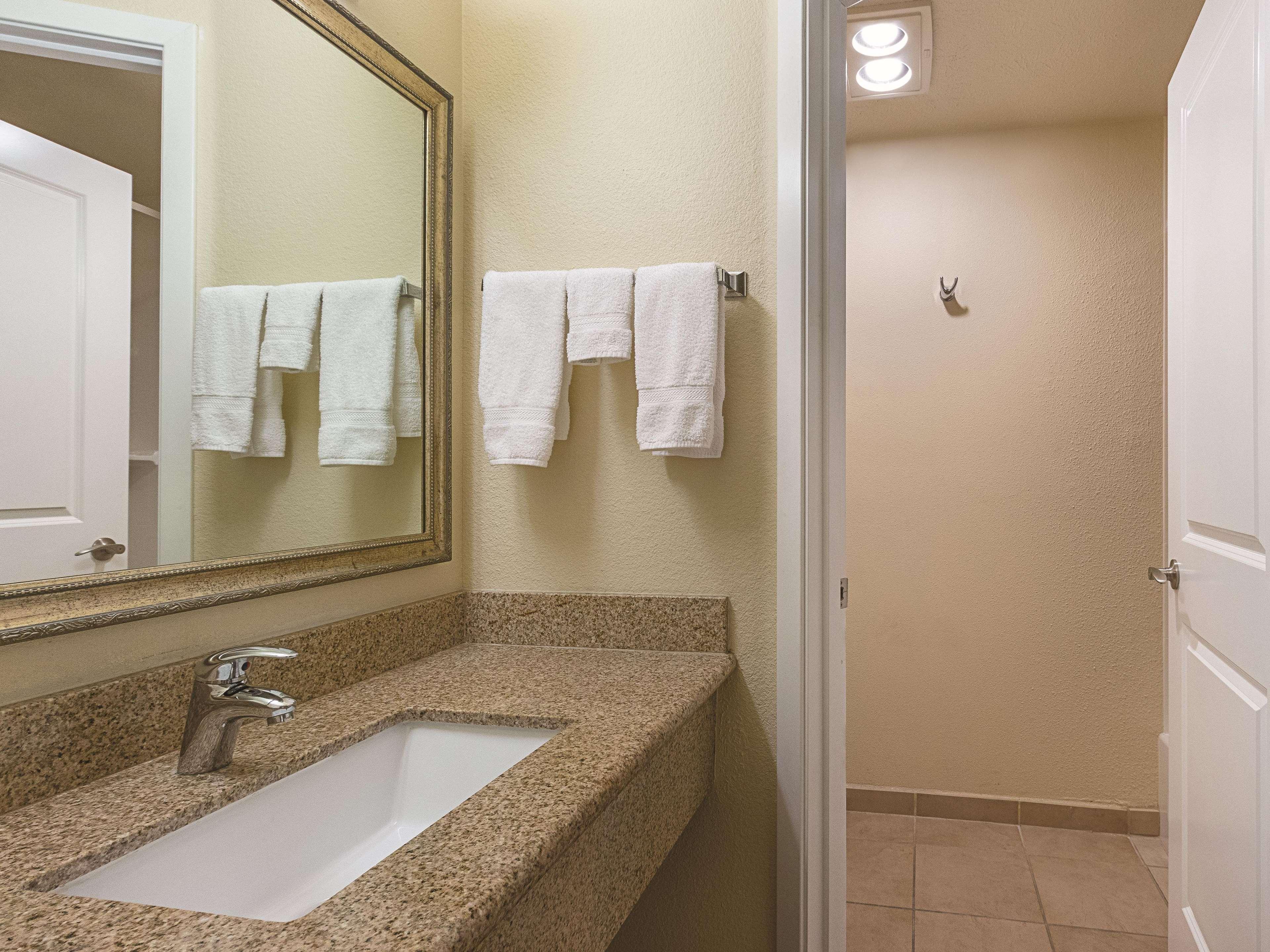 La Quinta By Wyndham Portland Nw Hotel Екстериор снимка