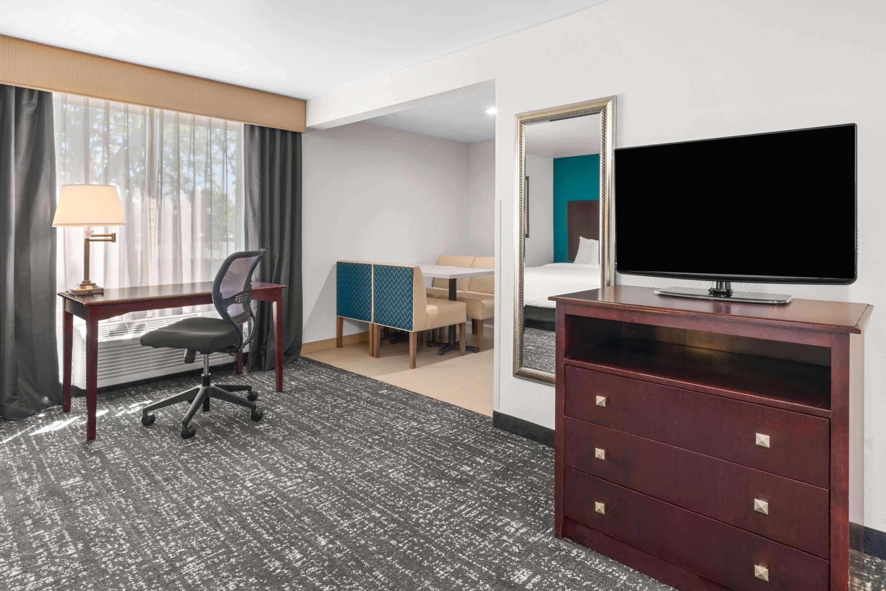 La Quinta By Wyndham Portland Nw Hotel Екстериор снимка