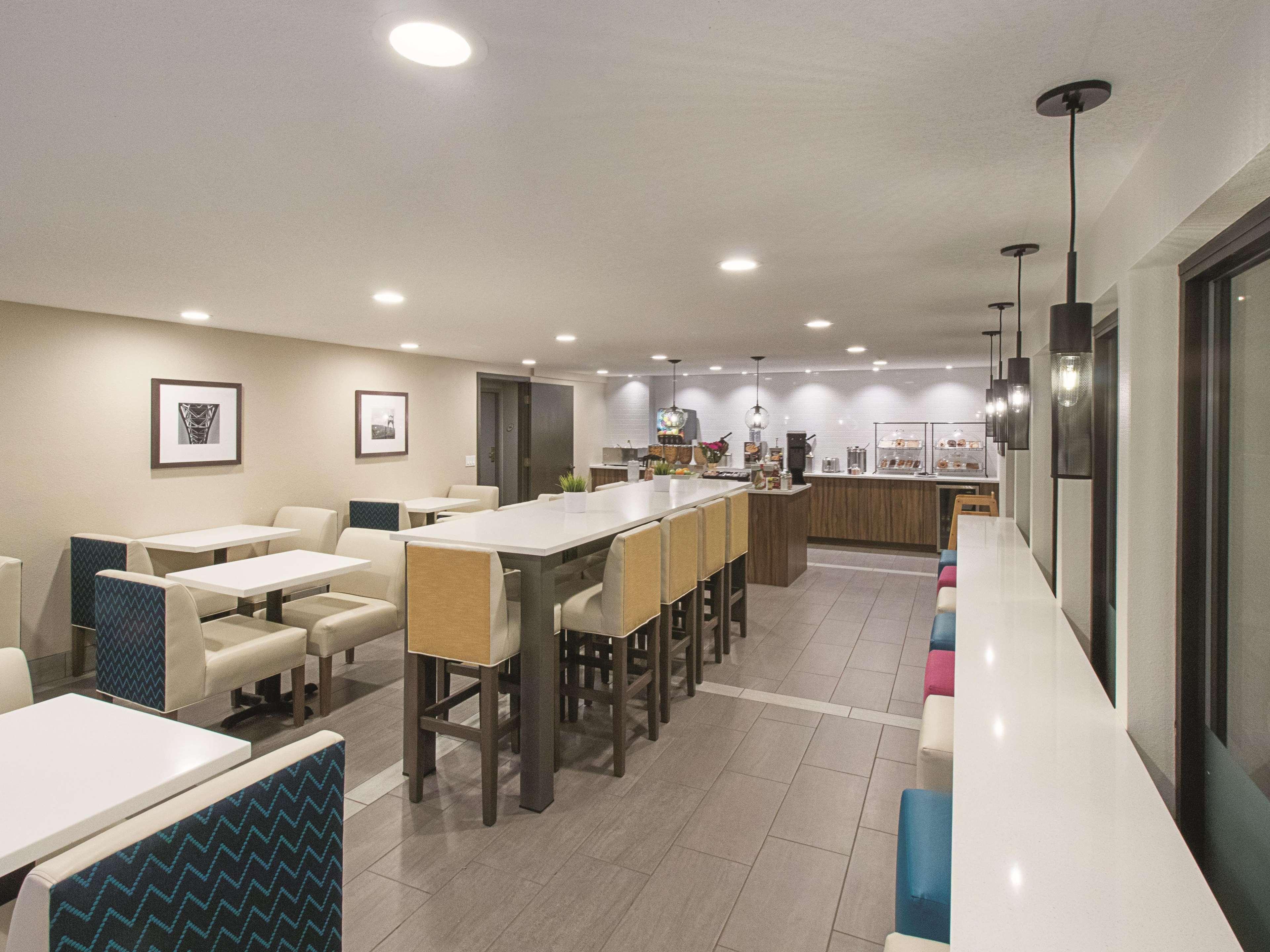 La Quinta By Wyndham Portland Nw Hotel Екстериор снимка