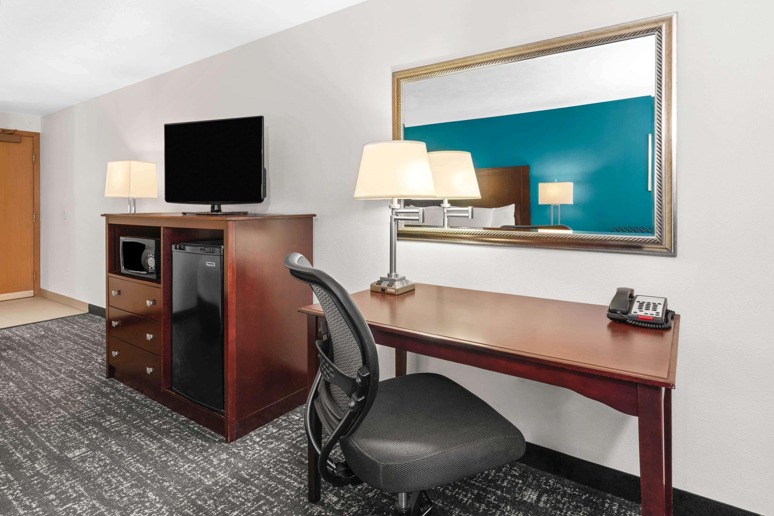 La Quinta By Wyndham Portland Nw Hotel Екстериор снимка