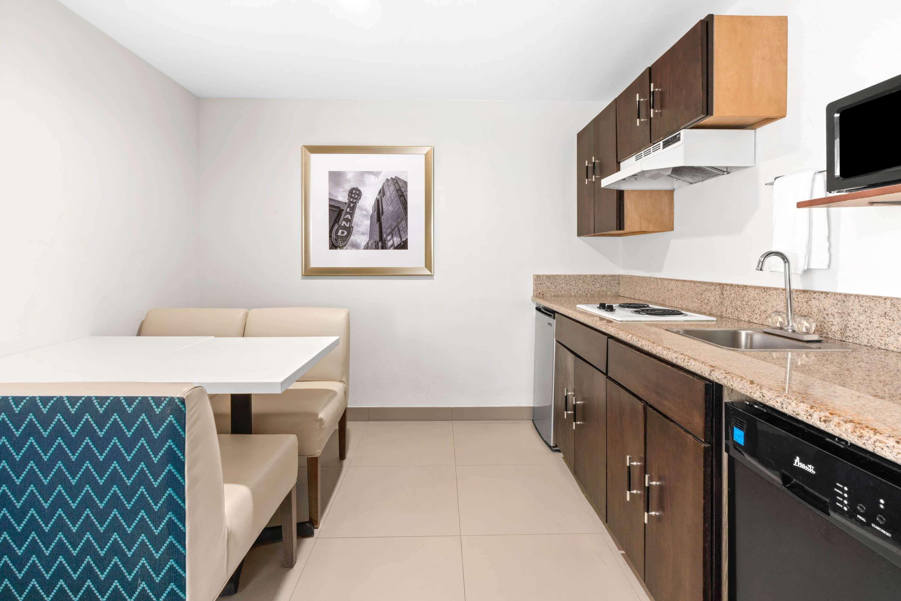 La Quinta By Wyndham Portland Nw Hotel Екстериор снимка