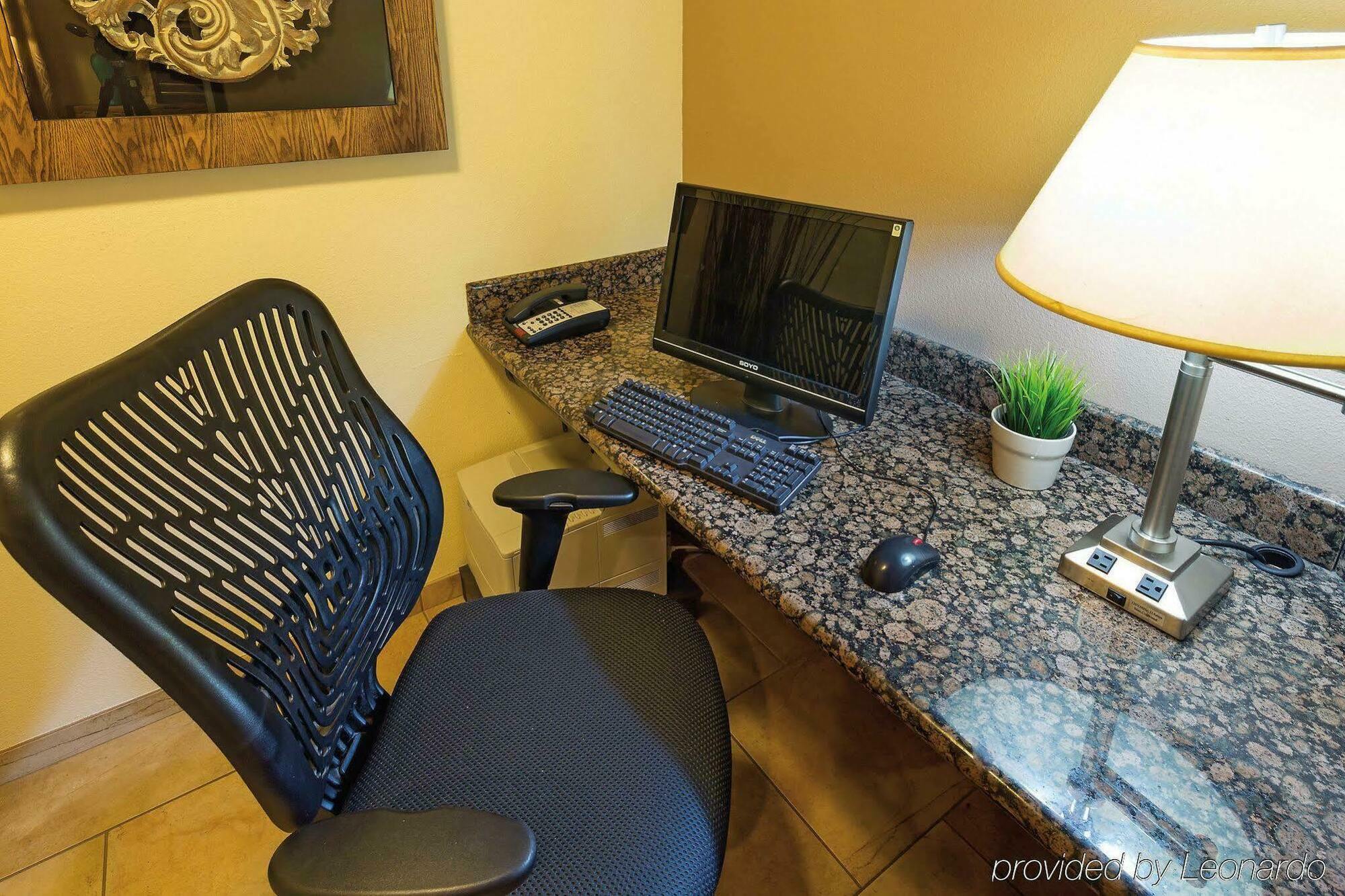 La Quinta By Wyndham Portland Nw Hotel Екстериор снимка